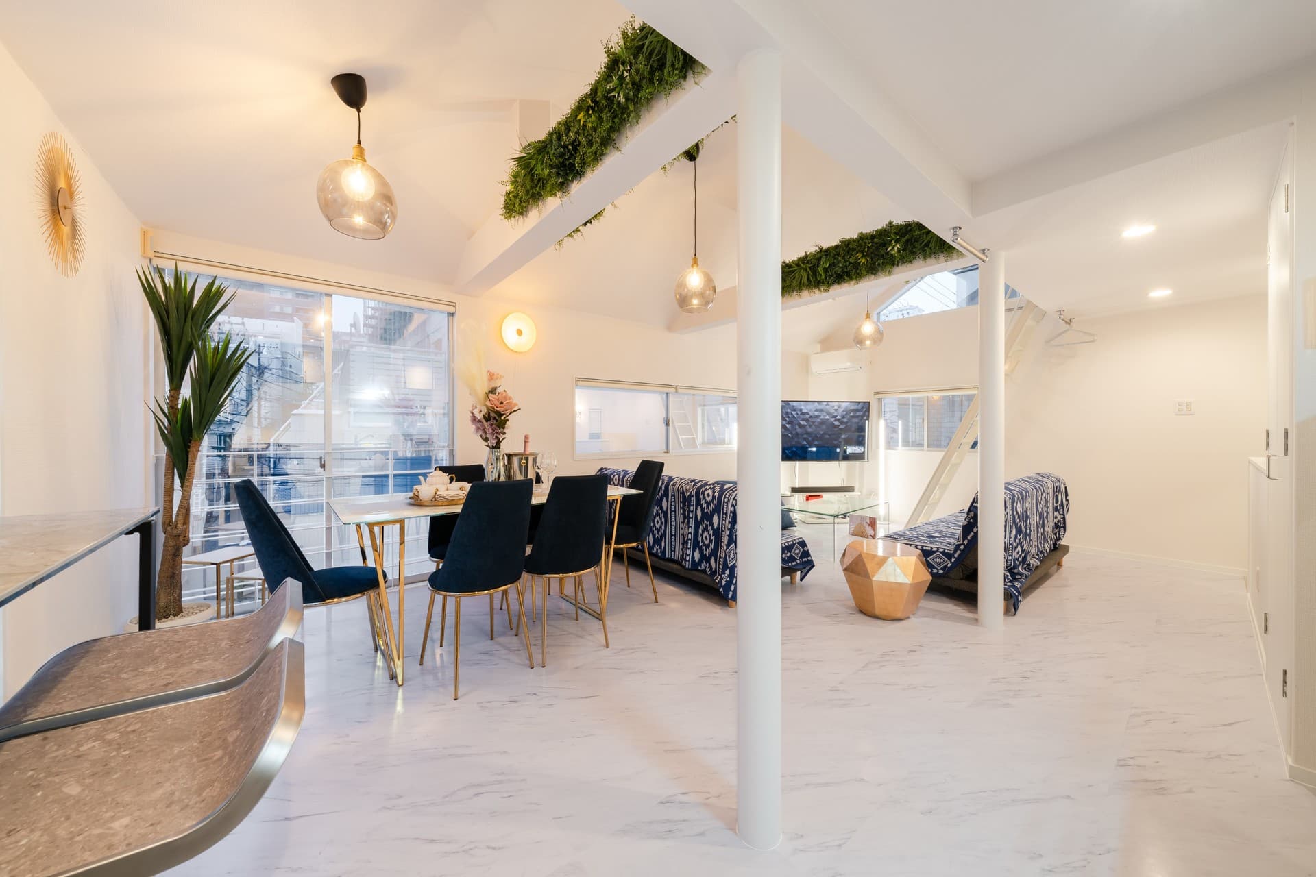 Plat House Shirokanedai spacious living room for groups